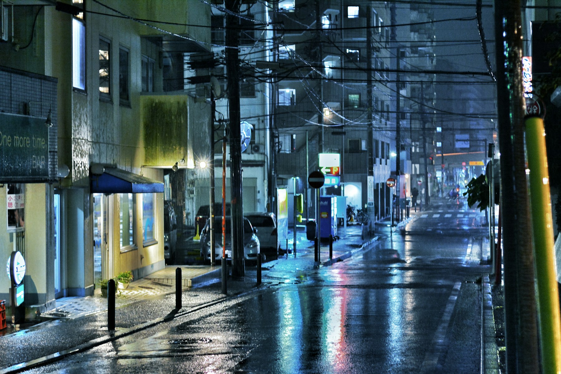 Rua japonesa marcada por luz, movimento e profundidade.