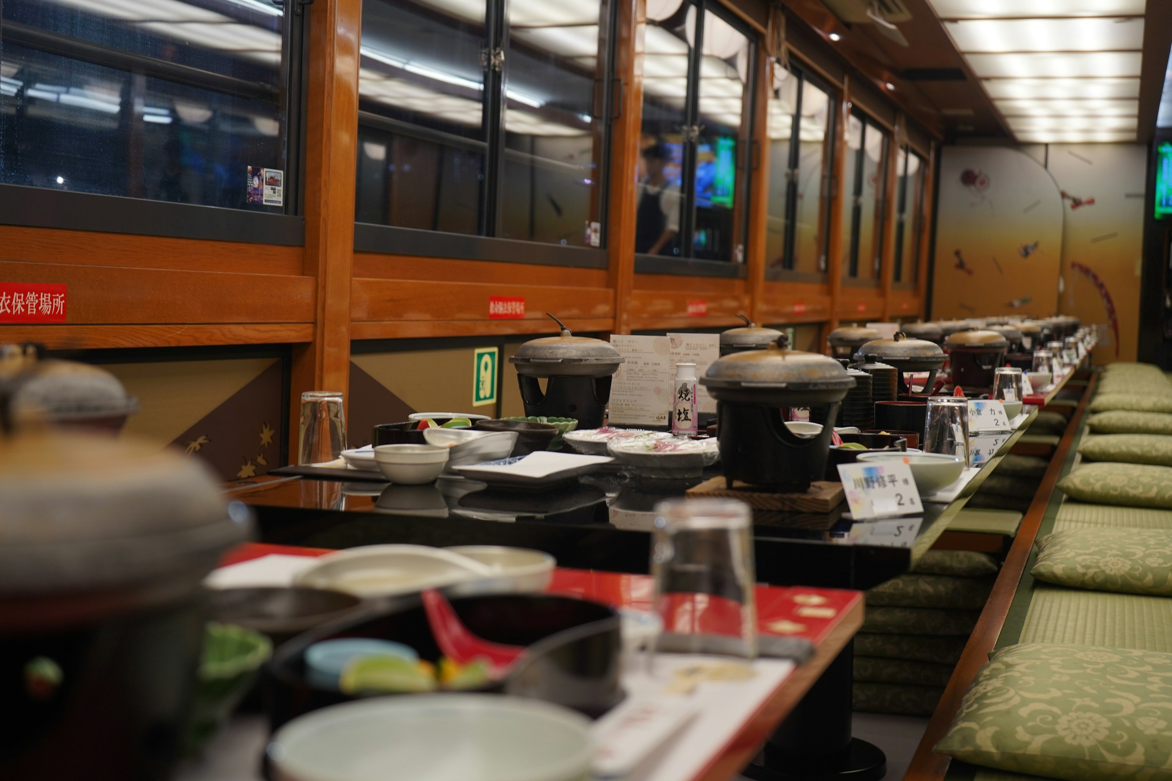 Mesa longa preparada num interior japonês.