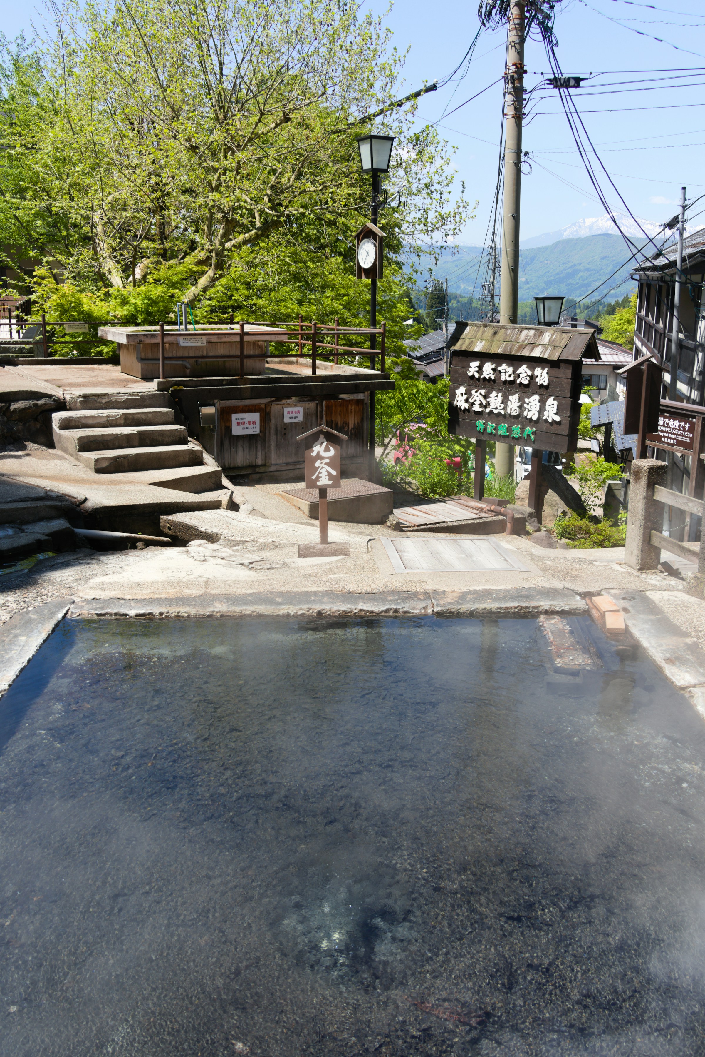 Vapor e água quente num onsen japonês.