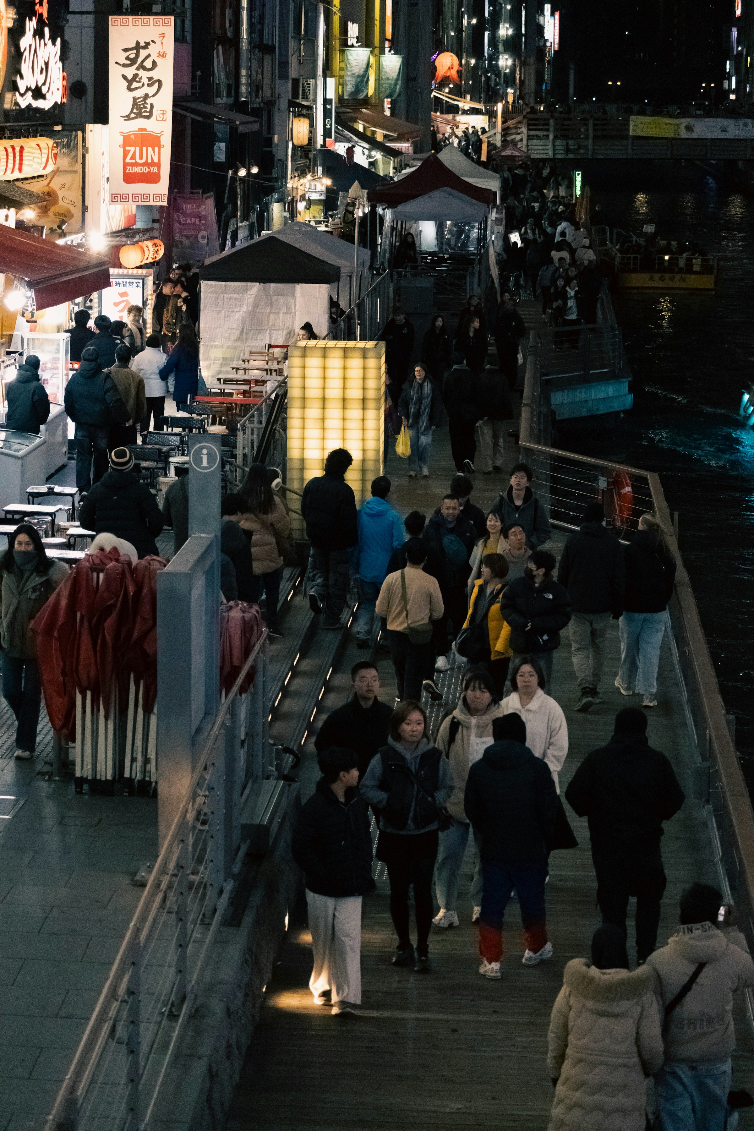 Rua movimentada de Osaka à noite.