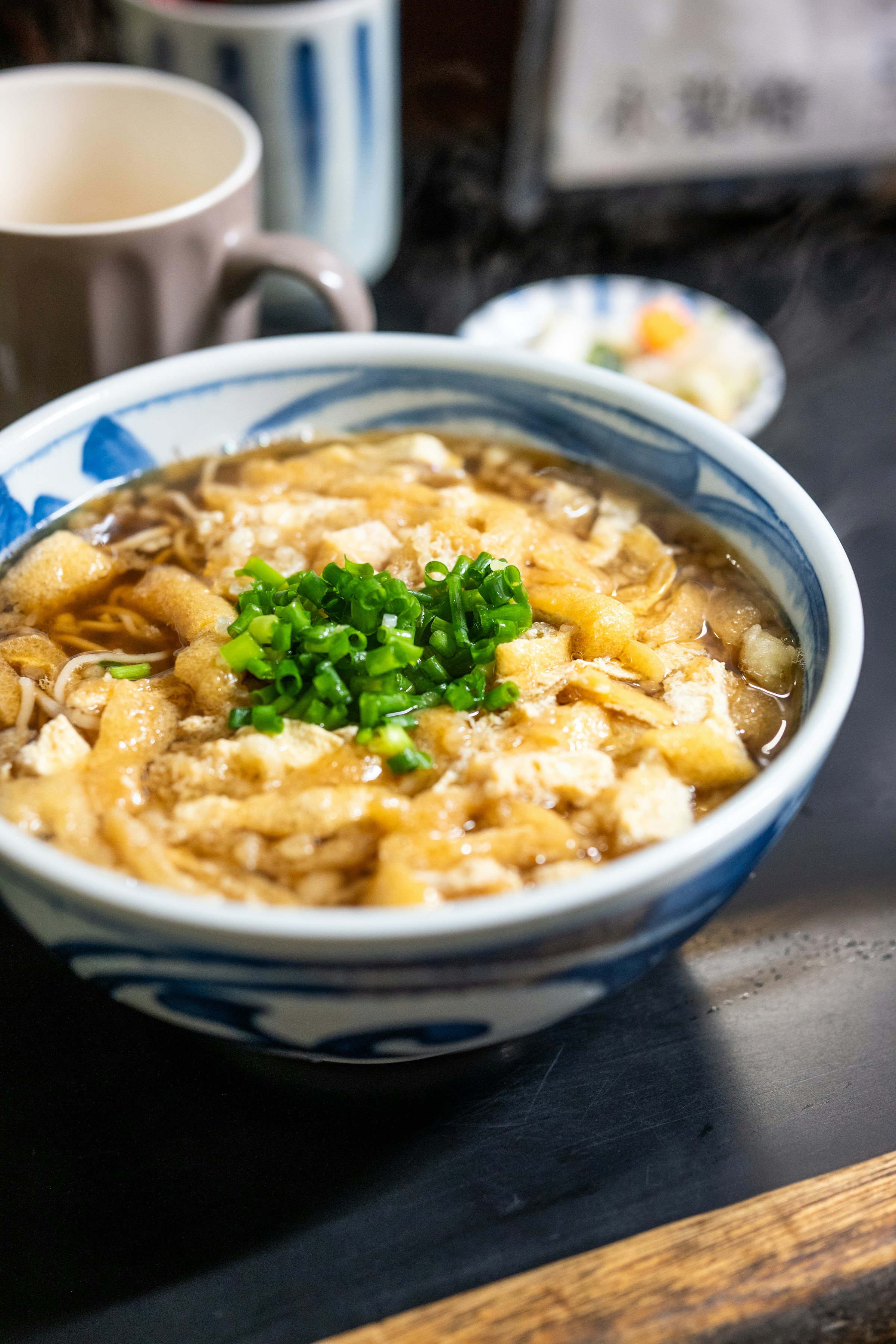 Caldo e massa japonesa servidos com precisão.