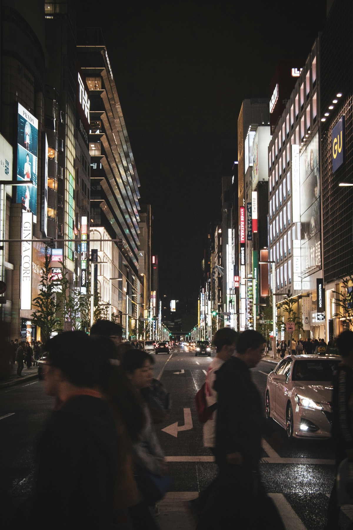 Rua urbana iluminada em Tóquio.