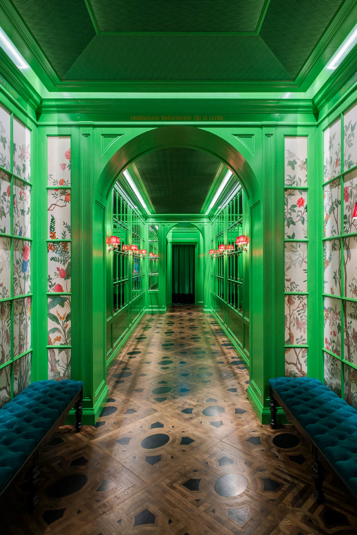 Corredor verde da Gucci Osteria Tokyo, iluminado por estrelas e detalhes dourados.