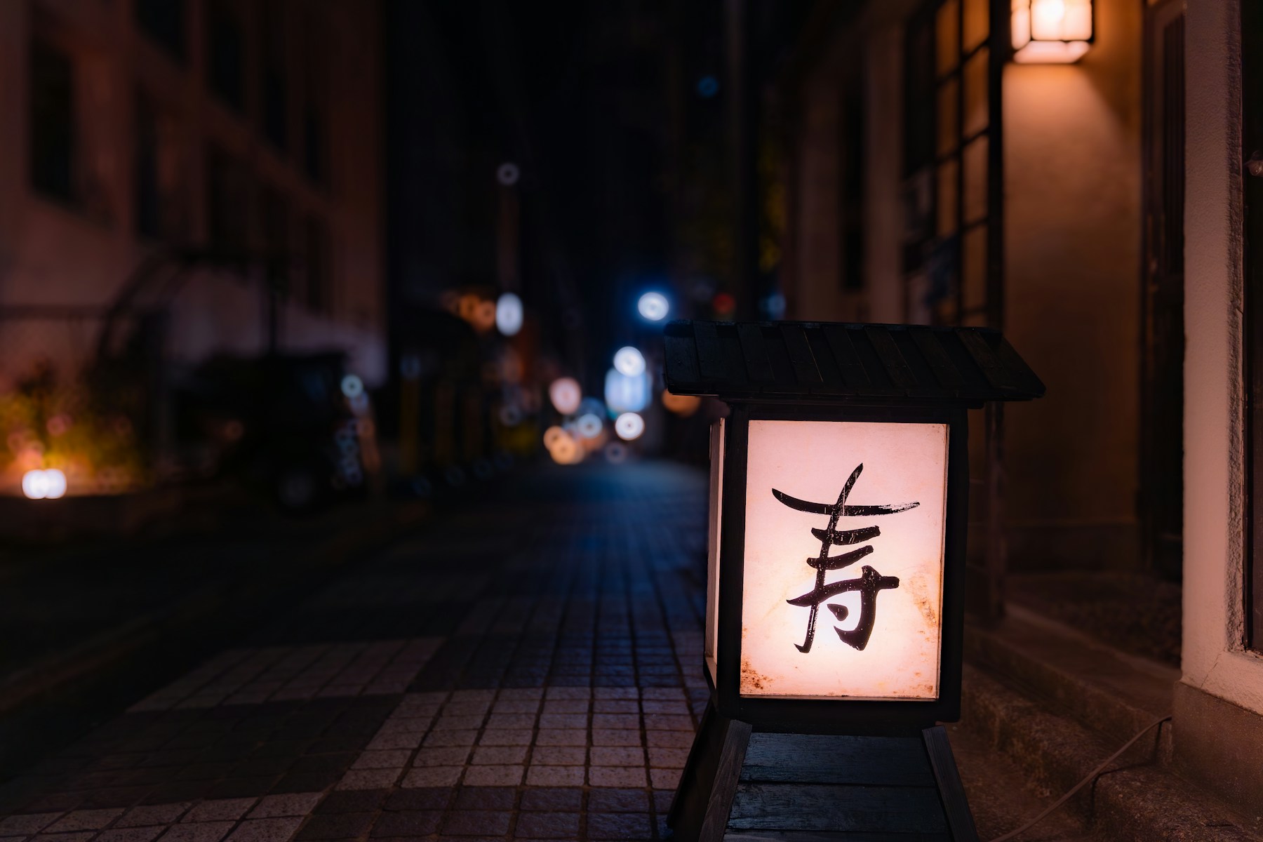 Atmosfera noturna de uma rua japonesa.