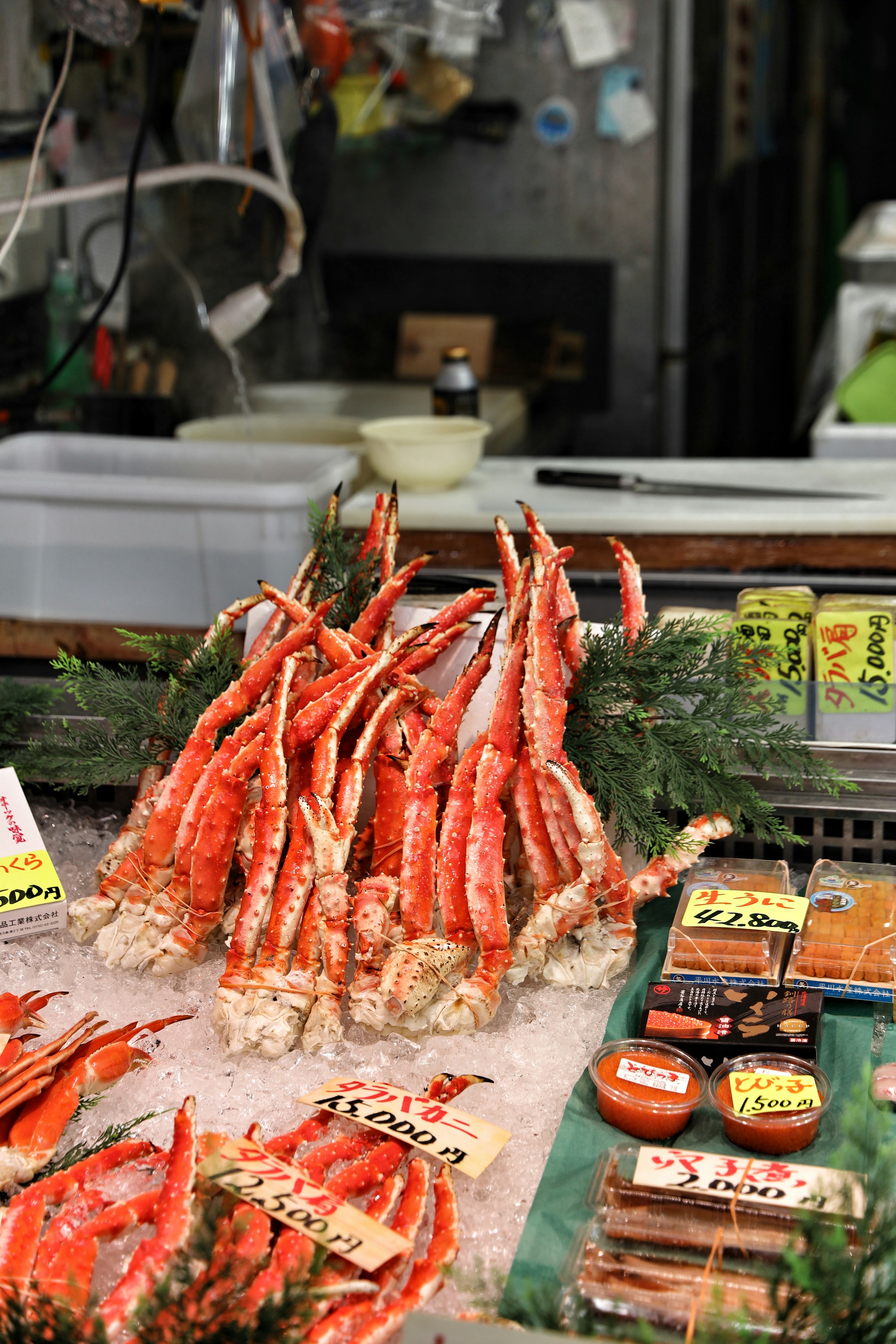 Produtos cuidadosamente apresentados numa banca de Tsukiji.