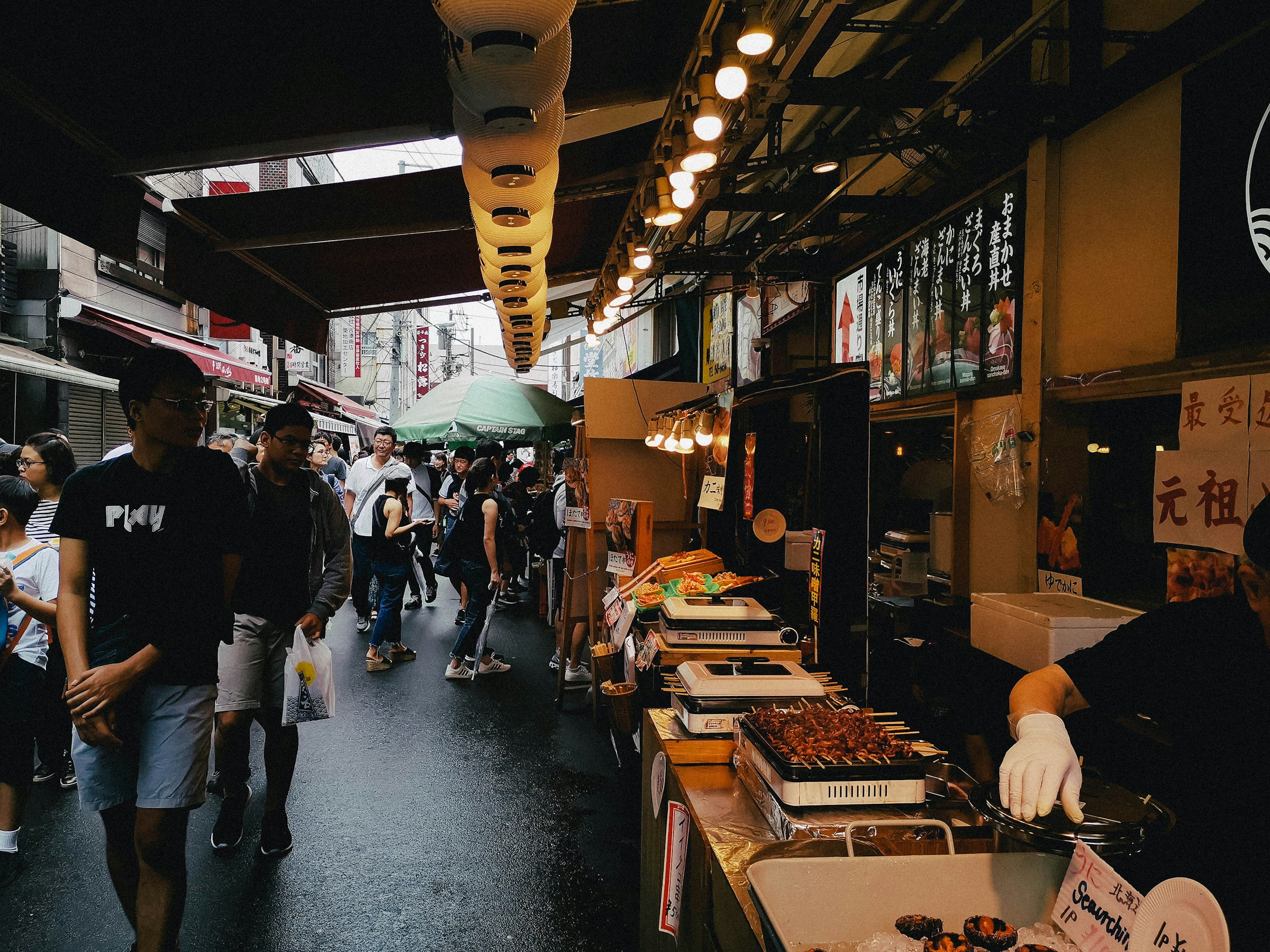 Trabalho em Tsukiji, Fuji entre nuvens e rua de Kyoto.